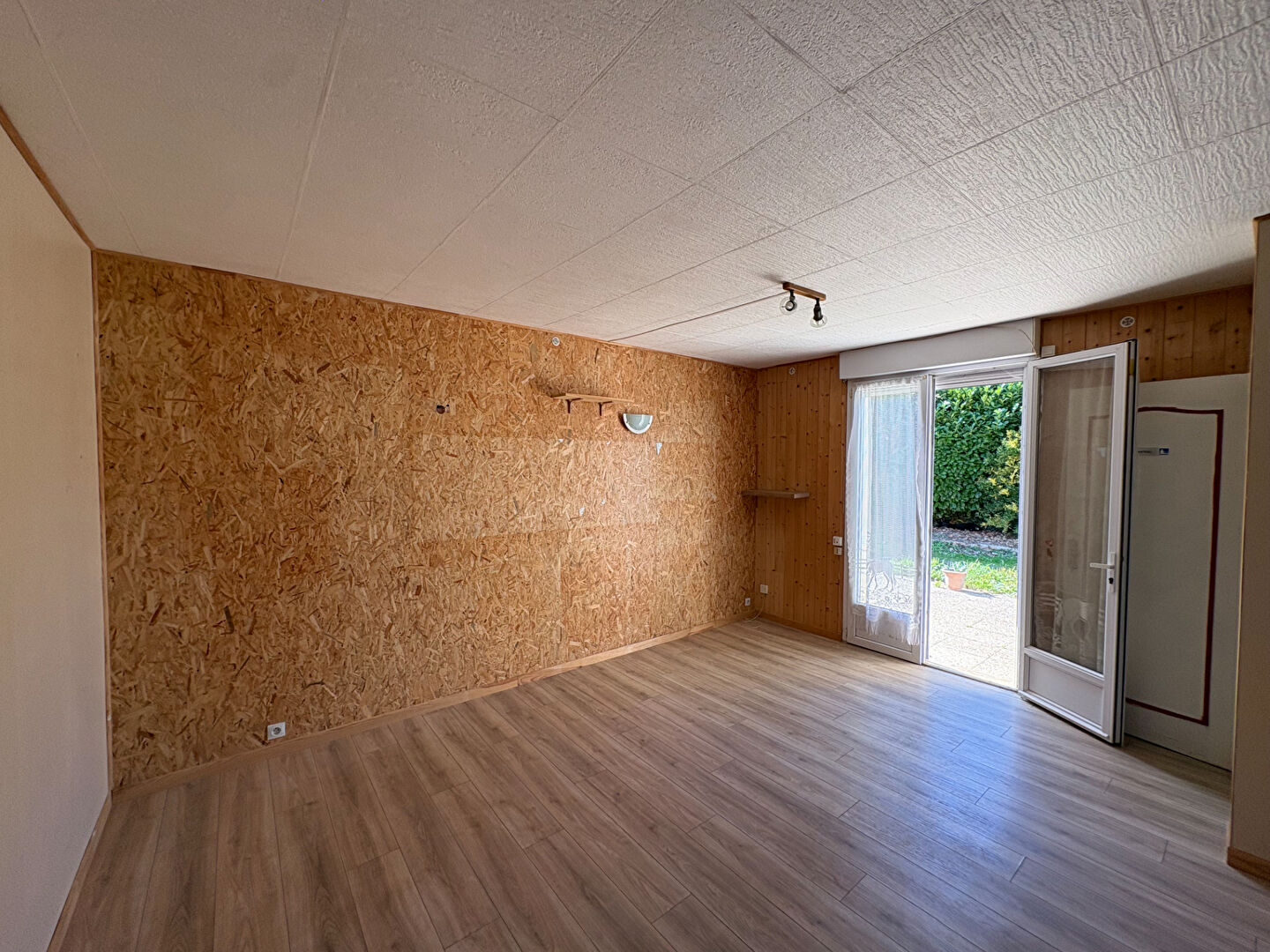 FINISTÈRE: Near Morlaix. Three bed house of 130 m² with workshop and 2,858 m² garden, 30 minutes from the coast.