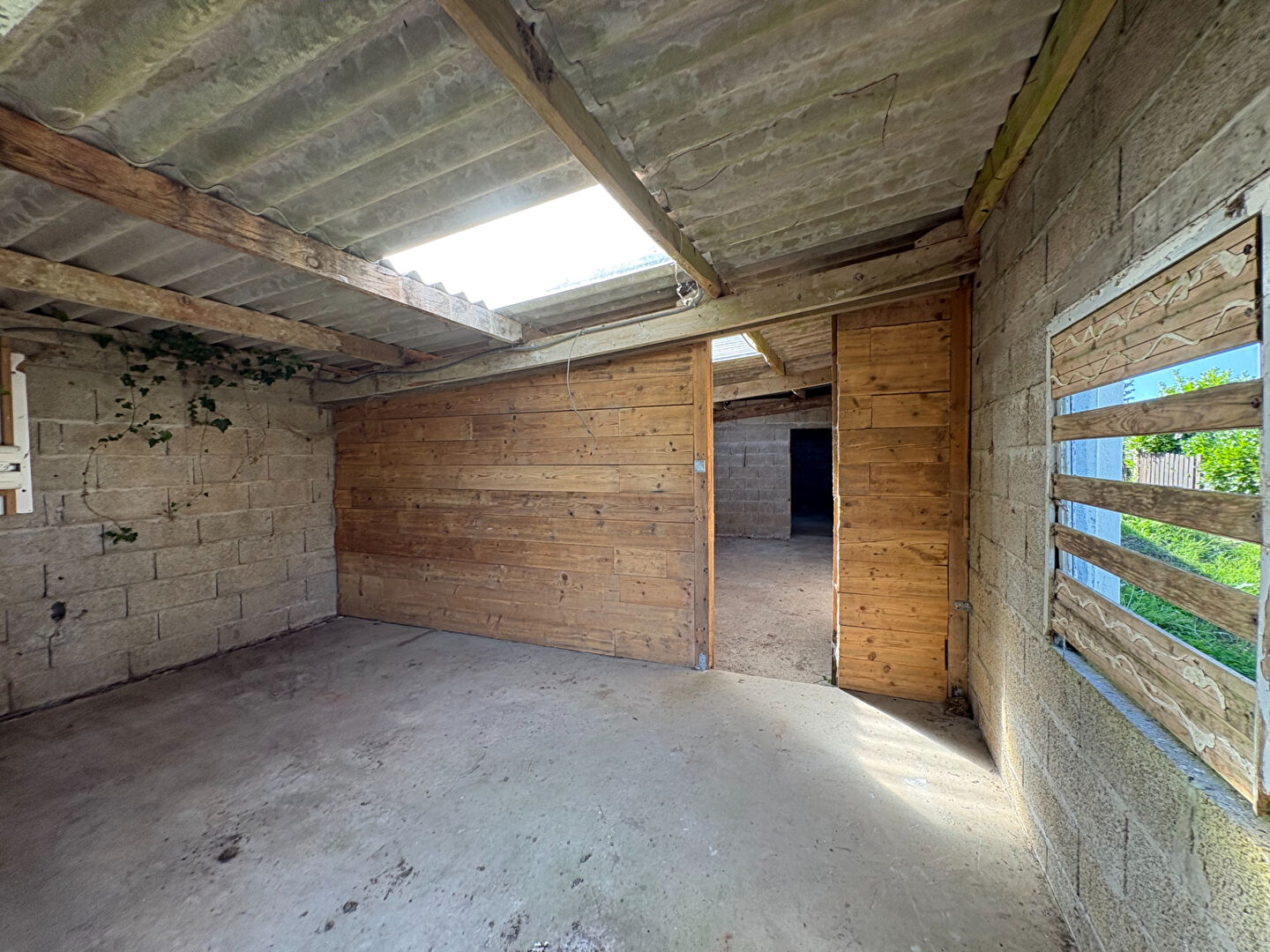 FINISTÈRE: Near Morlaix. Three bed house of 130 m² with workshop and 2,858 m² garden, 30 minutes from the coast.
