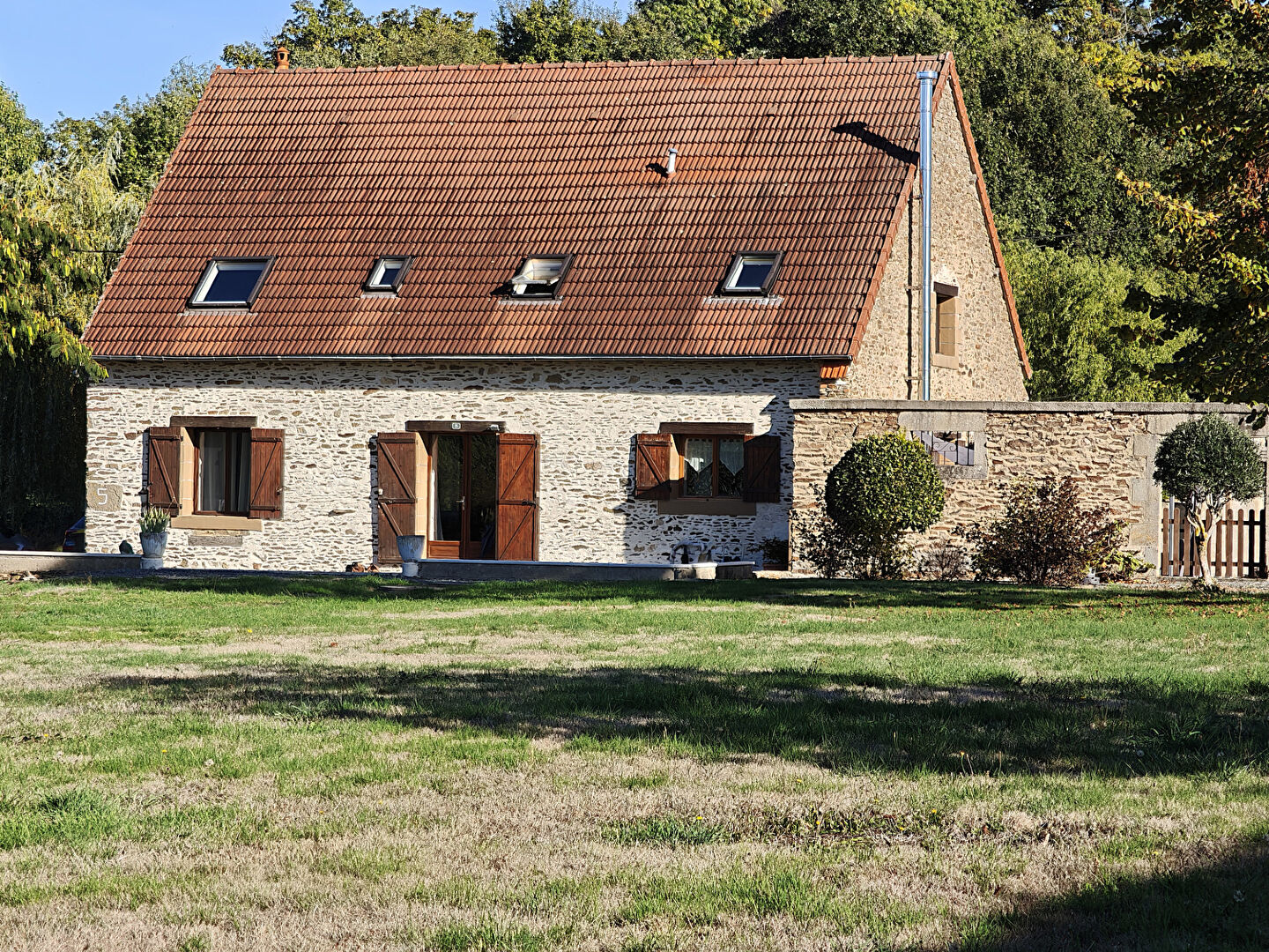 INDRE - Outstanding converted barn, move-in-ready, with open-plan living, gardens and hot tub.