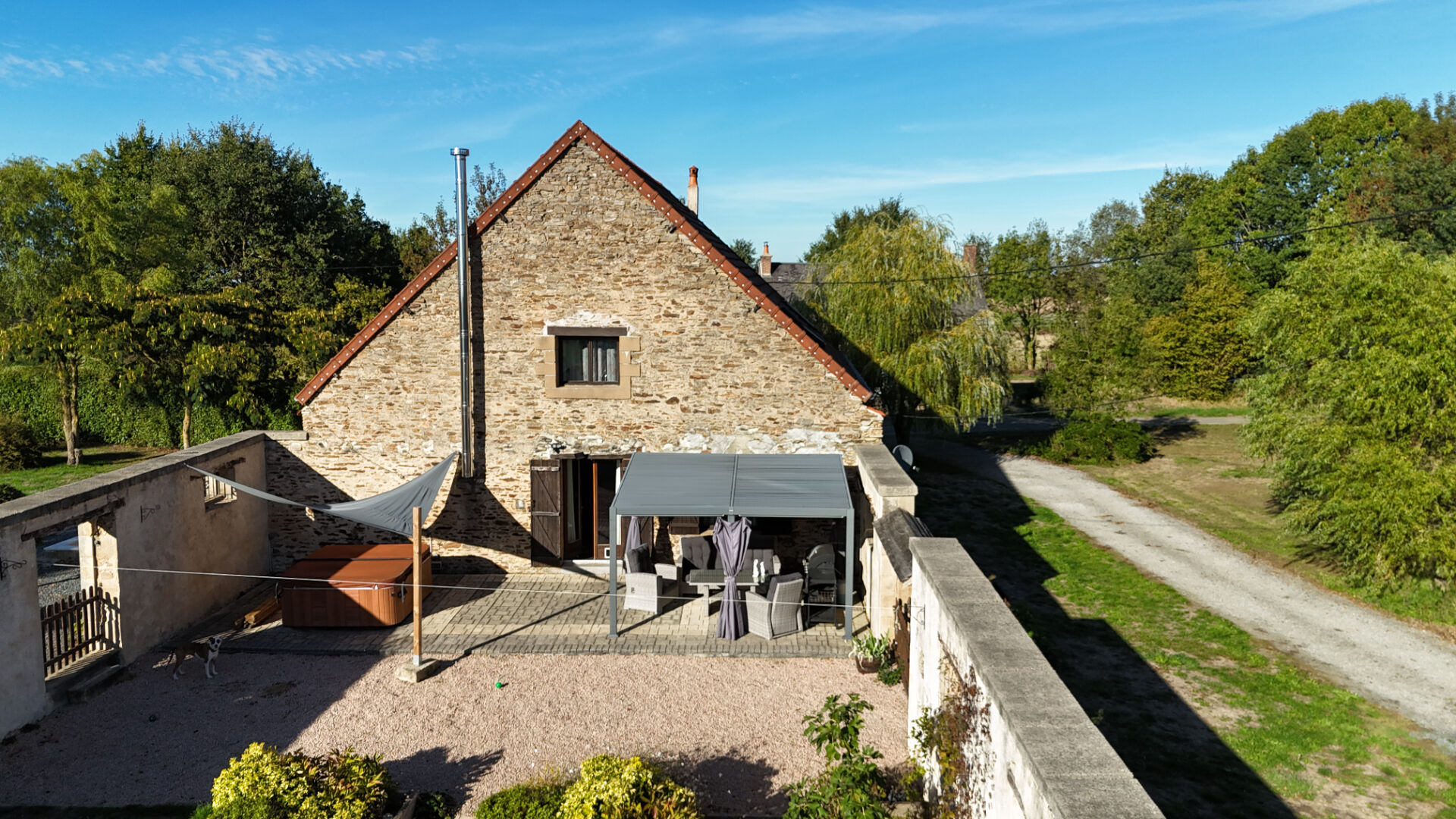 INDRE - Outstanding converted barn, move-in-ready, with open-plan living, gardens and hot tub.