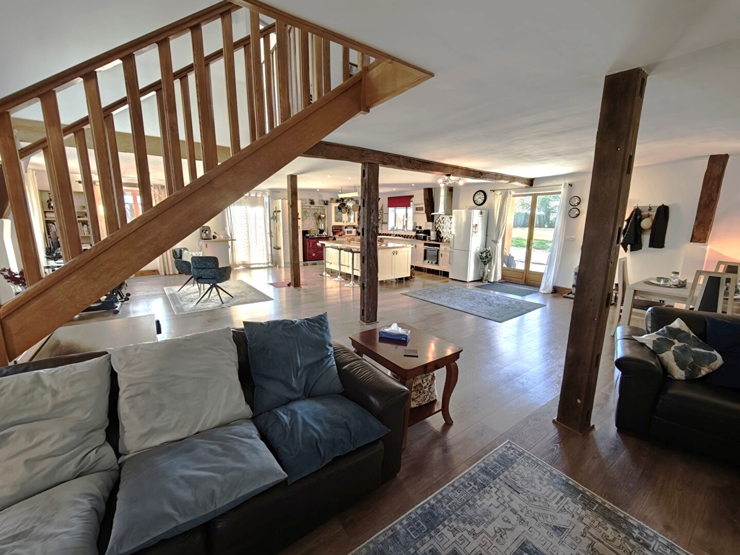 INDRE - Outstanding converted barn, move-in-ready, with open-plan living, gardens and hot tub.