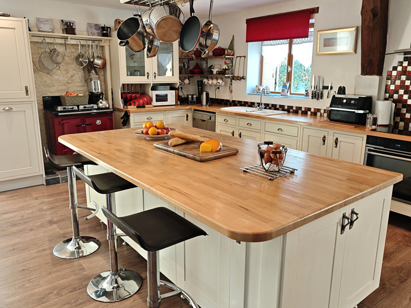 INDRE - Outstanding converted barn, move-in-ready, with open-plan living, gardens and hot tub.