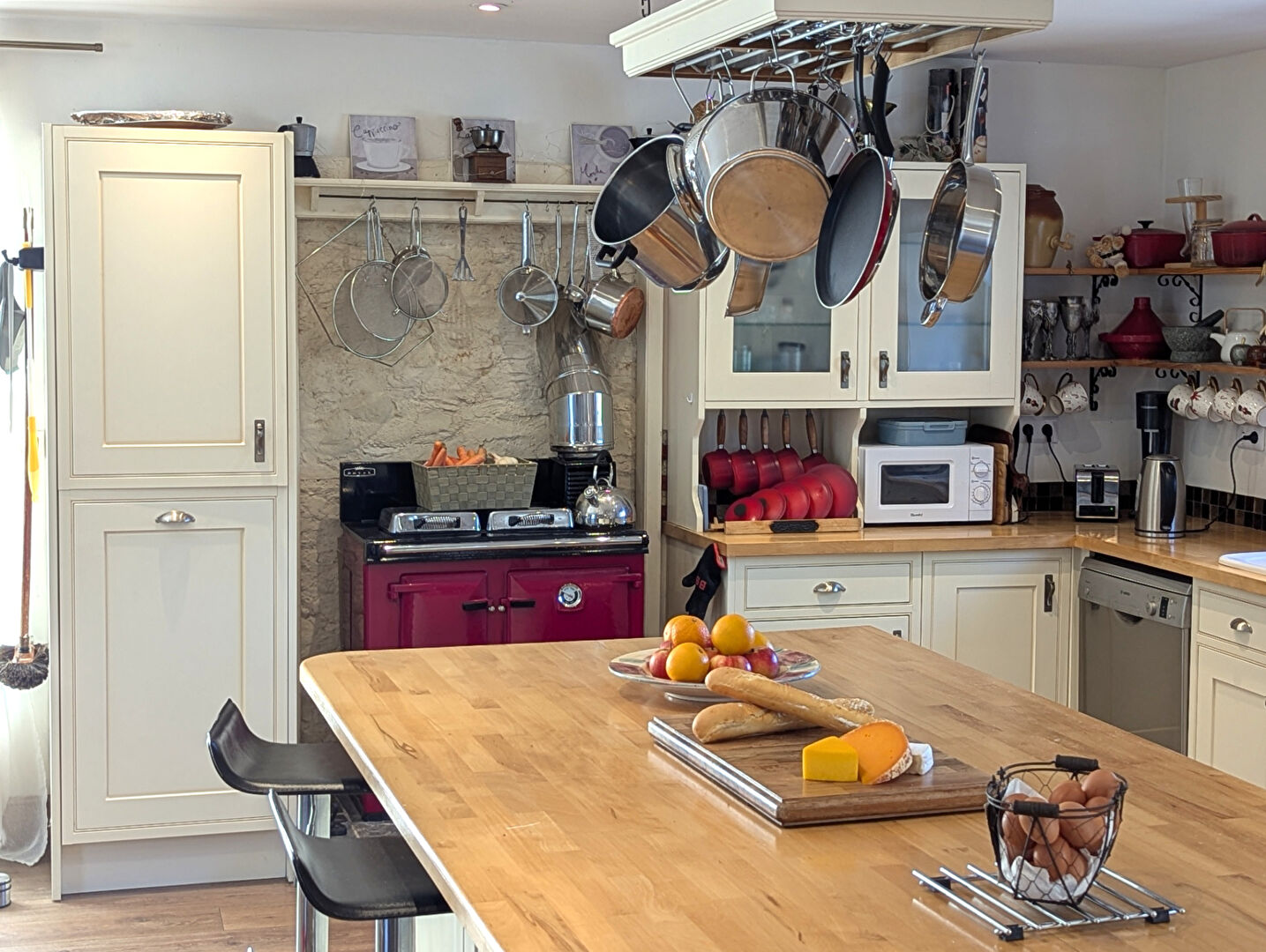 INDRE - Outstanding converted barn, move-in-ready, with open-plan living, gardens and hot tub.