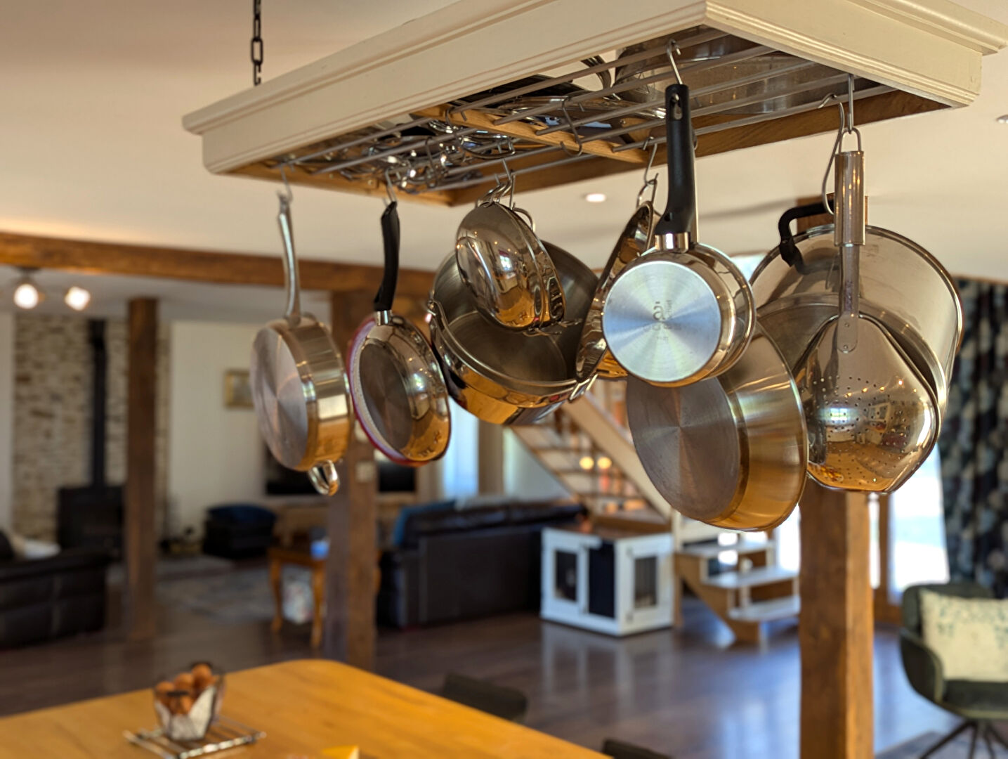 INDRE - Outstanding converted barn, move-in-ready, with open-plan living, gardens and hot tub.