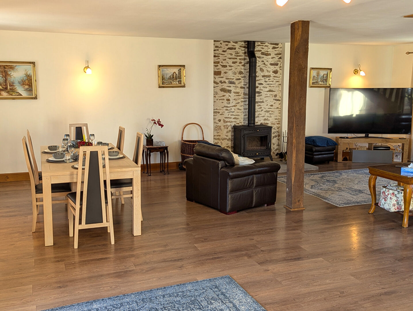 INDRE - Outstanding converted barn, move-in-ready, with open-plan living, gardens and hot tub.