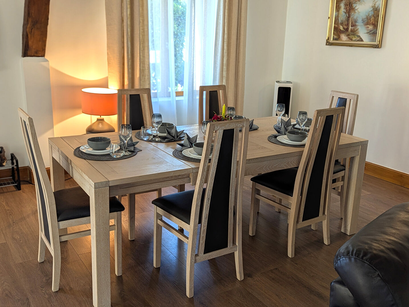 INDRE - Outstanding converted barn, move-in-ready, with open-plan living, gardens and hot tub.
