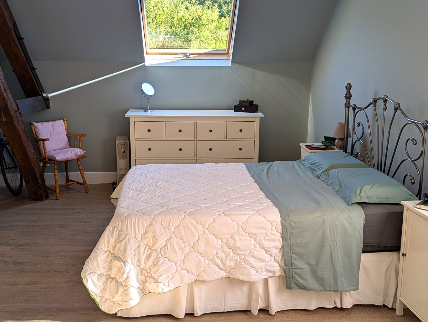 INDRE - Outstanding converted barn, move-in-ready, with open-plan living, gardens and hot tub.