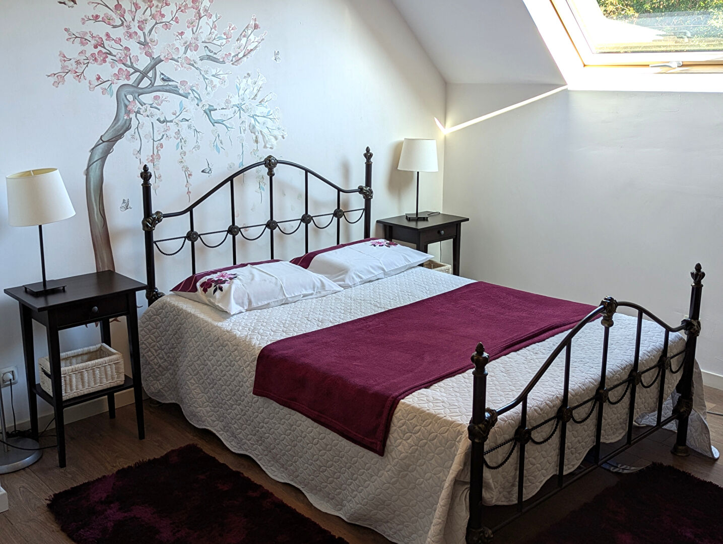 INDRE - Outstanding converted barn, move-in-ready, with open-plan living, gardens and hot tub.