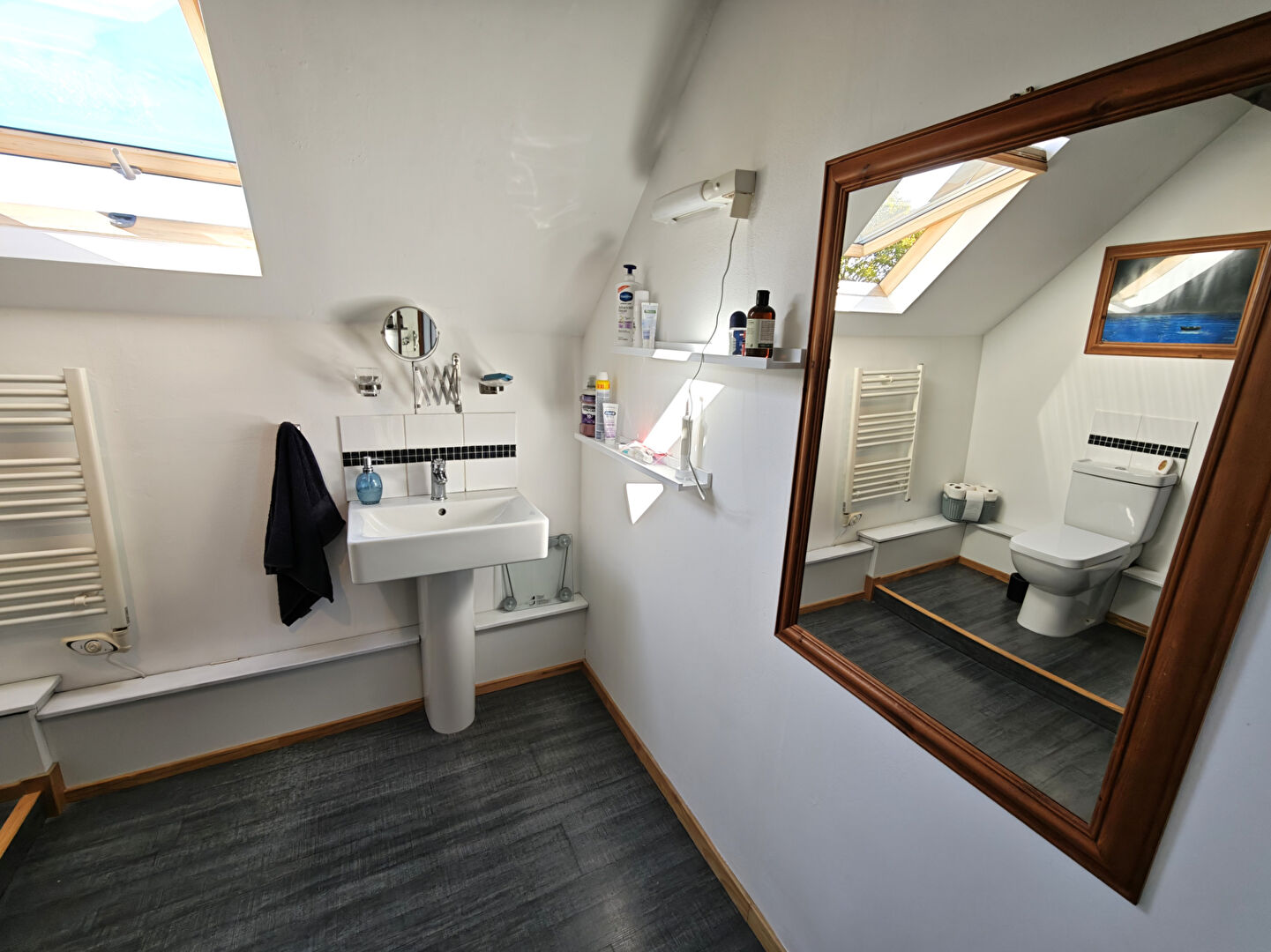 INDRE - Outstanding converted barn, move-in-ready, with open-plan living, gardens and hot tub.