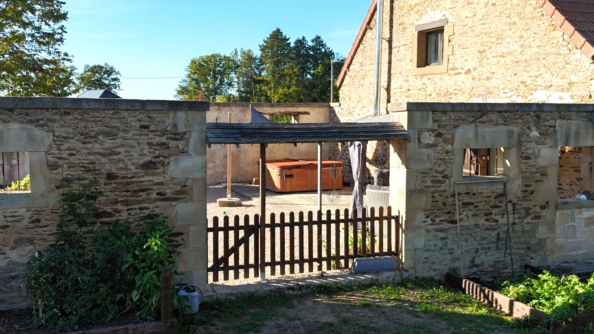 INDRE - Outstanding converted barn, move-in-ready, with open-plan living, gardens and hot tub.