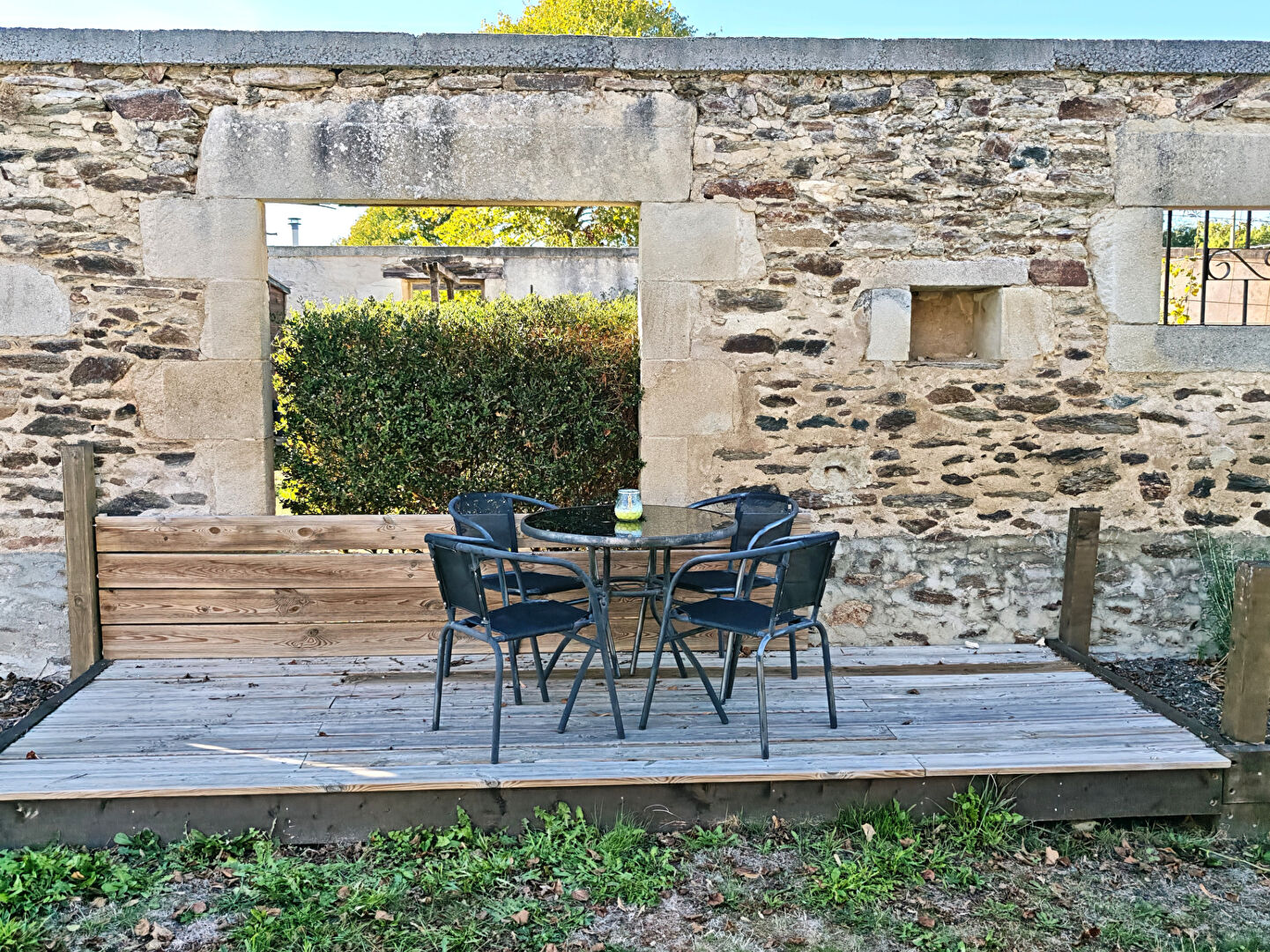 INDRE - Outstanding converted barn, move-in-ready, with open-plan living, gardens and hot tub.