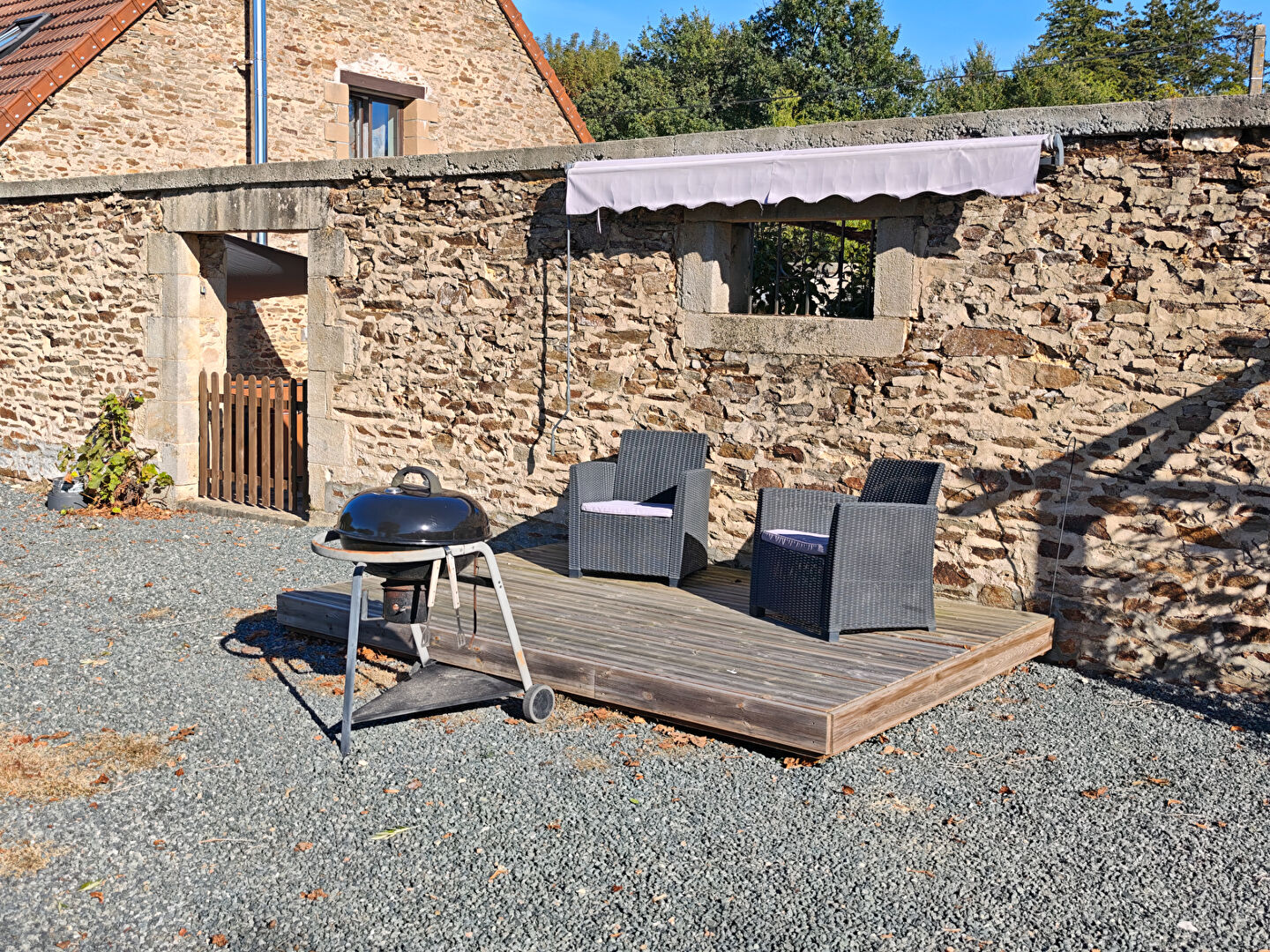 INDRE - Outstanding converted barn, move-in-ready, with open-plan living, gardens and hot tub.