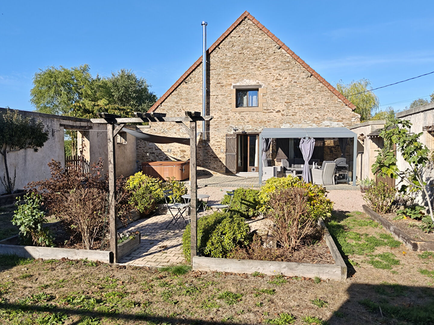 INDRE - Outstanding converted barn, move-in-ready, with open-plan living, gardens and hot tub.