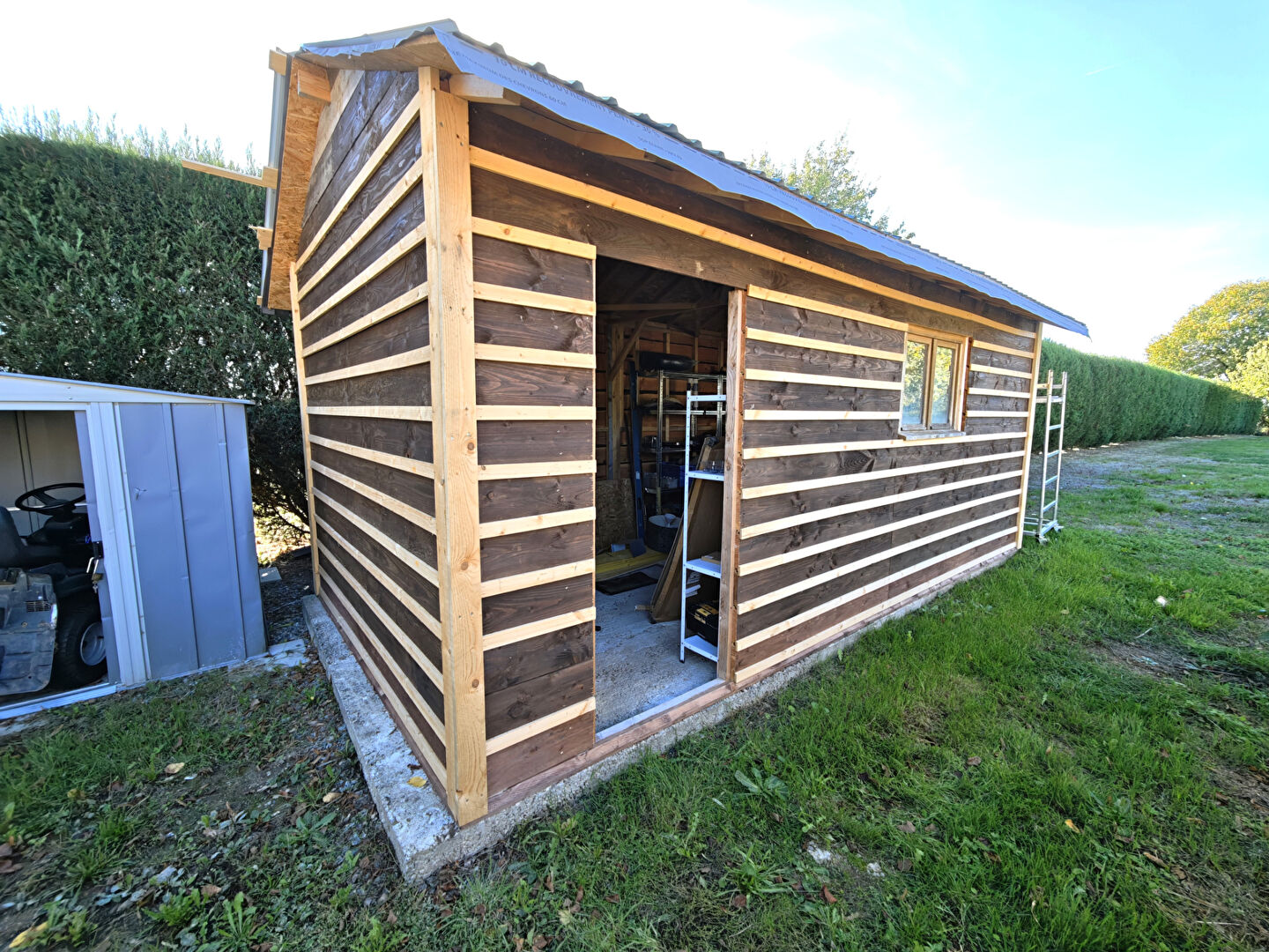 INDRE - Outstanding converted barn, move-in-ready, with open-plan living, gardens and hot tub.