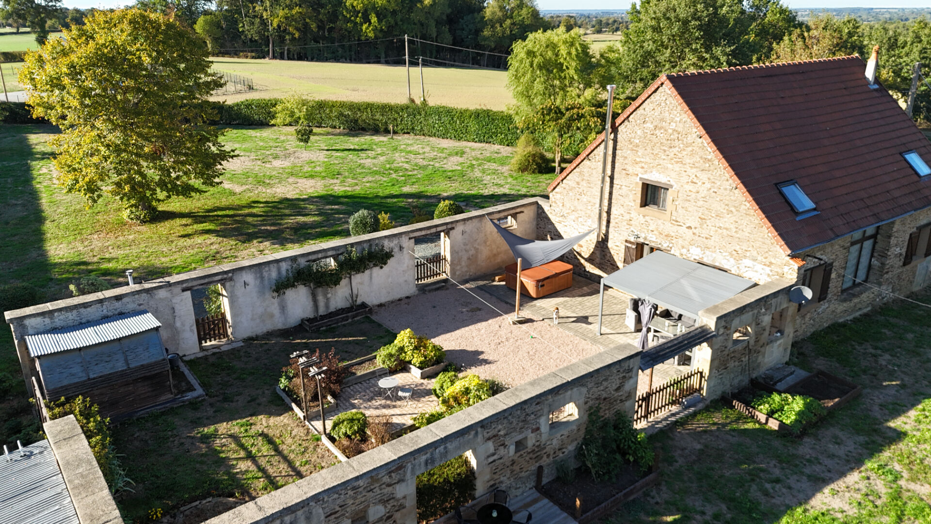 INDRE - Outstanding converted barn, move-in-ready, with open-plan living, gardens and hot tub.