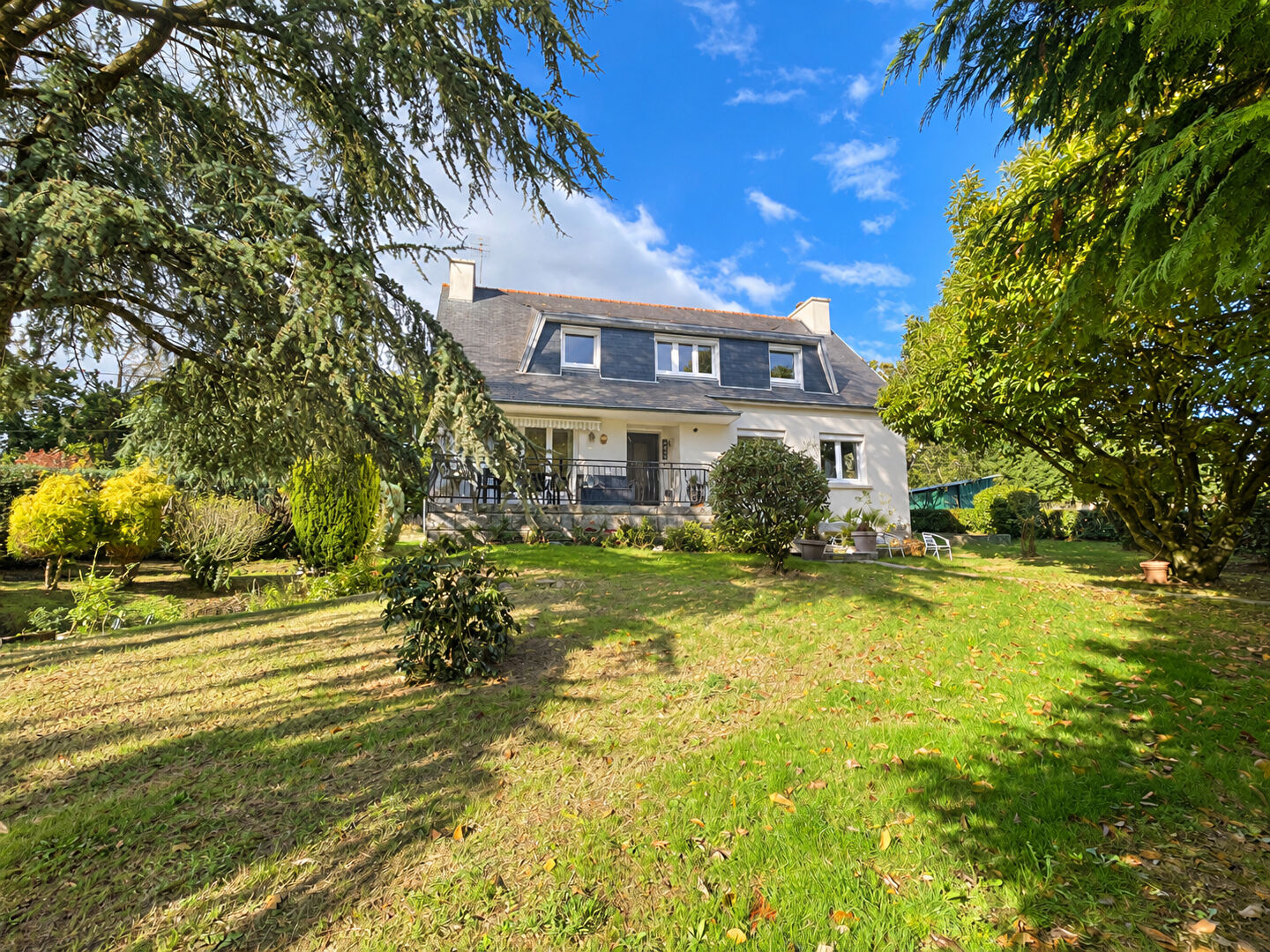 FINISTÈRE: Châteauneuf-du-Faou. Spacious 5-bedroom family home with garden and paddock..
