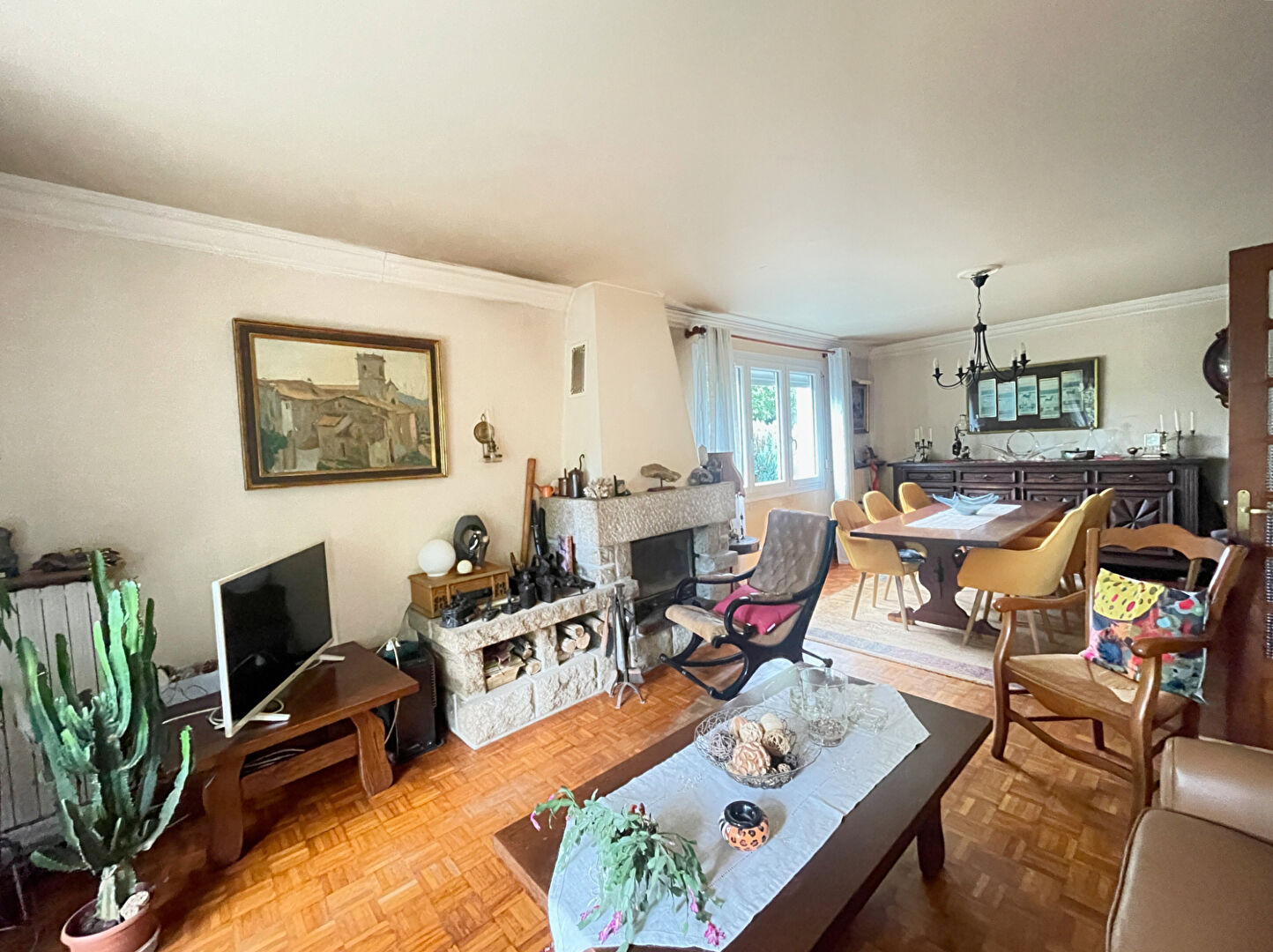 FINISTÈRE: Châteauneuf-du-Faou. Spacious 5-bedroom family home with garden and paddock..