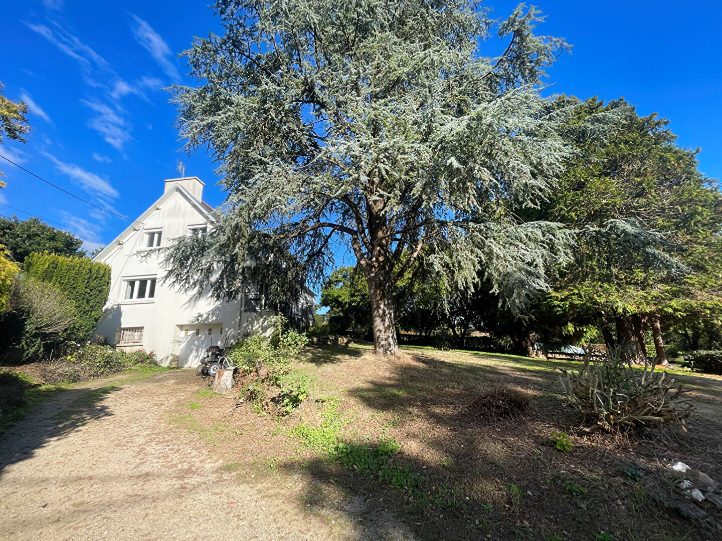 FINISTÈRE: Châteauneuf-du-Faou. Spacious 5-bedroom family home with garden and paddock..