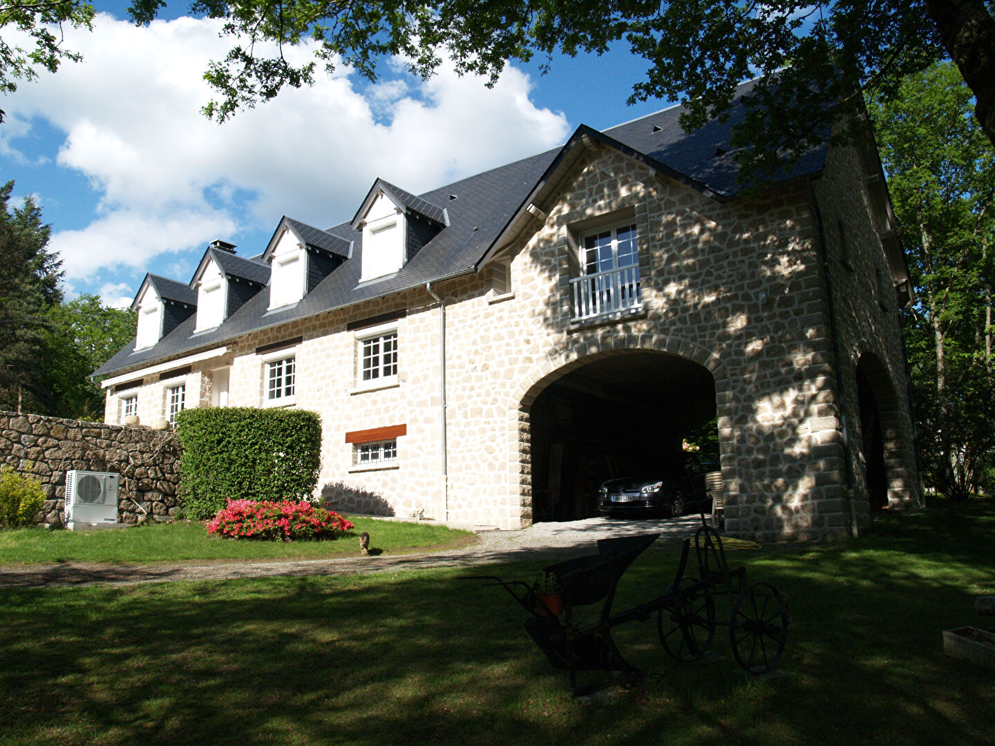 CORREZE. Sarran. Exquisite stone house with heated swimming pool. Parkland gardens of 5600m2.