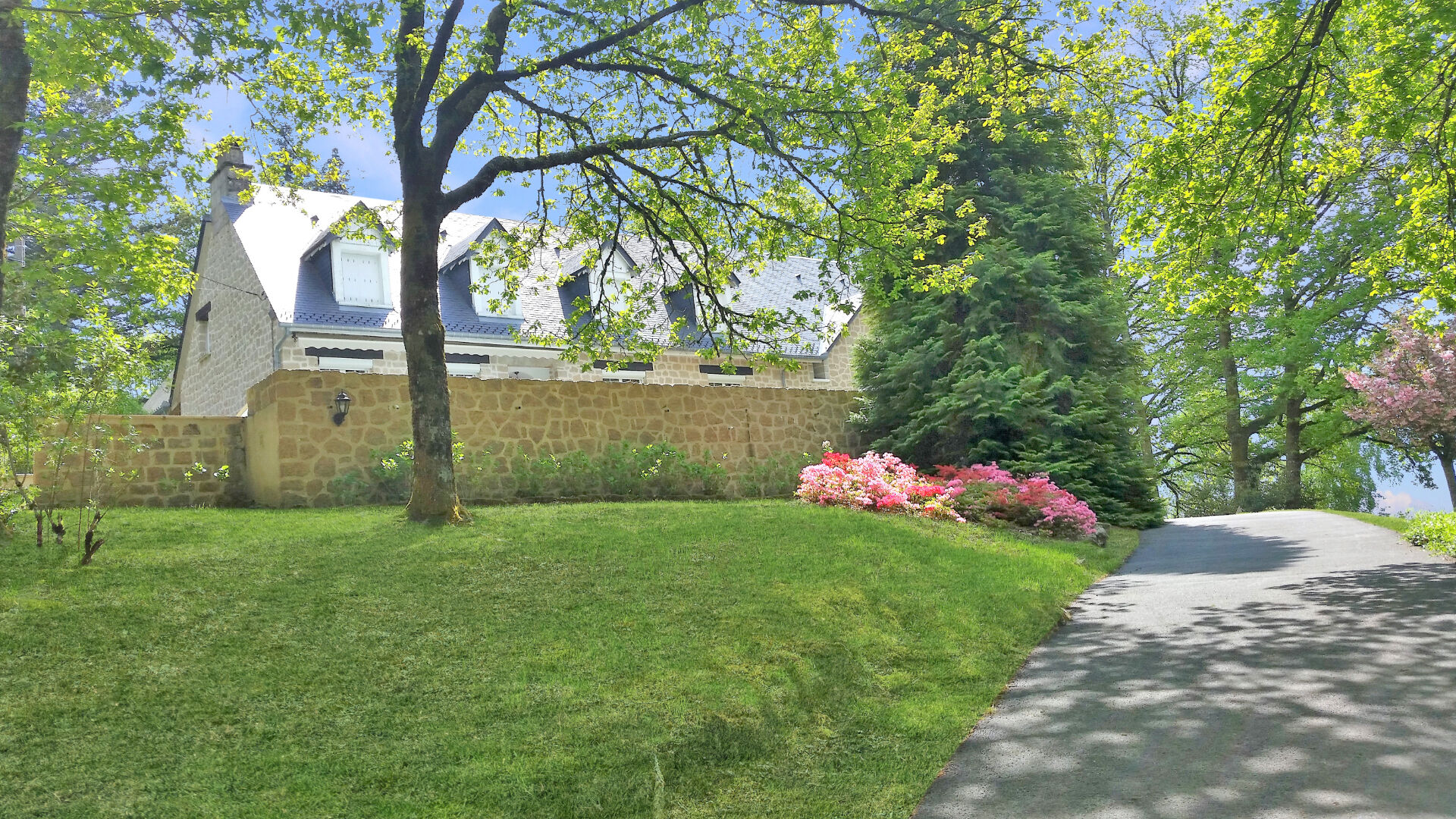 CORREZE. Sarran. Exquisite stone house with heated swimming pool. Parkland gardens of 5600m2.