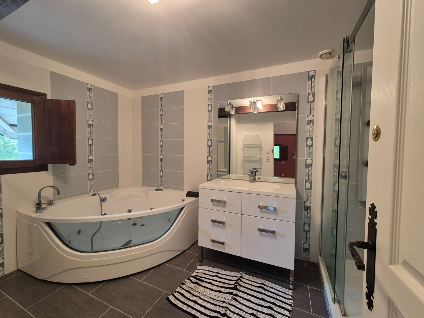 CORREZE. Sarran. Exquisite stone house with heated swimming pool. Parkland gardens of 5600m2.