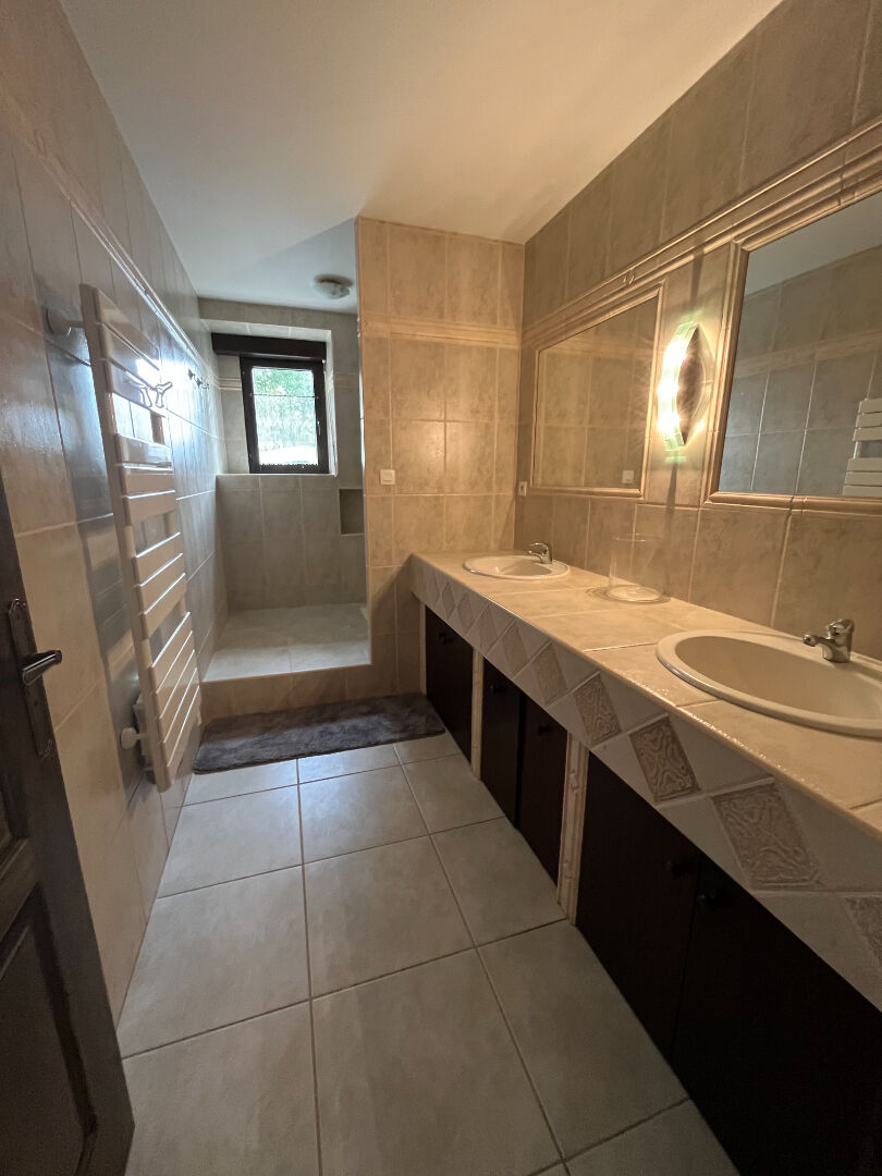 Photo Longère à vendre sur près  de 2 hectares de terrain dont bois. image 5/6