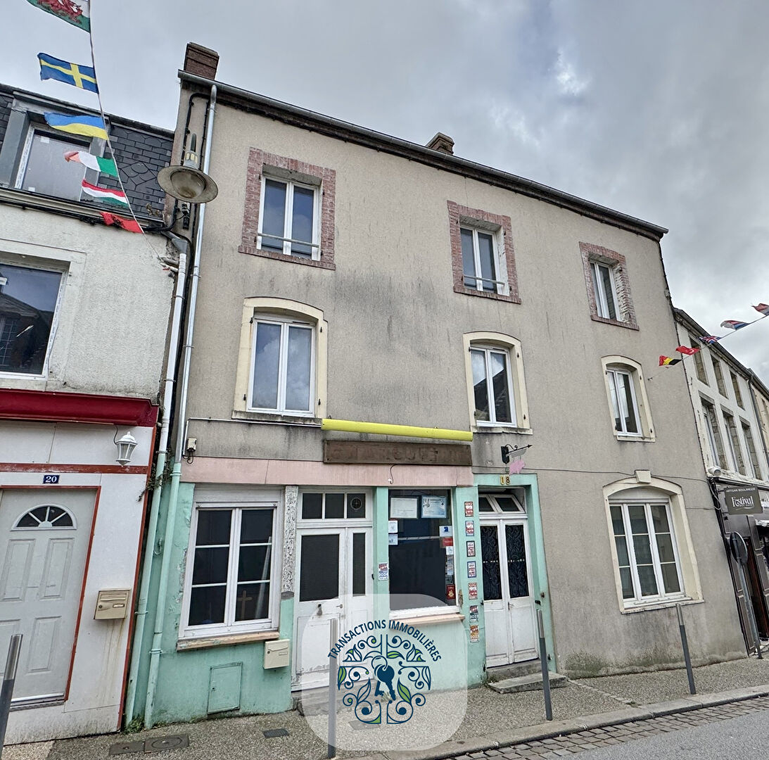 Photo Immeuble à usage mixte, avec de grands volumes, Ag. du Donjon. image 1/6