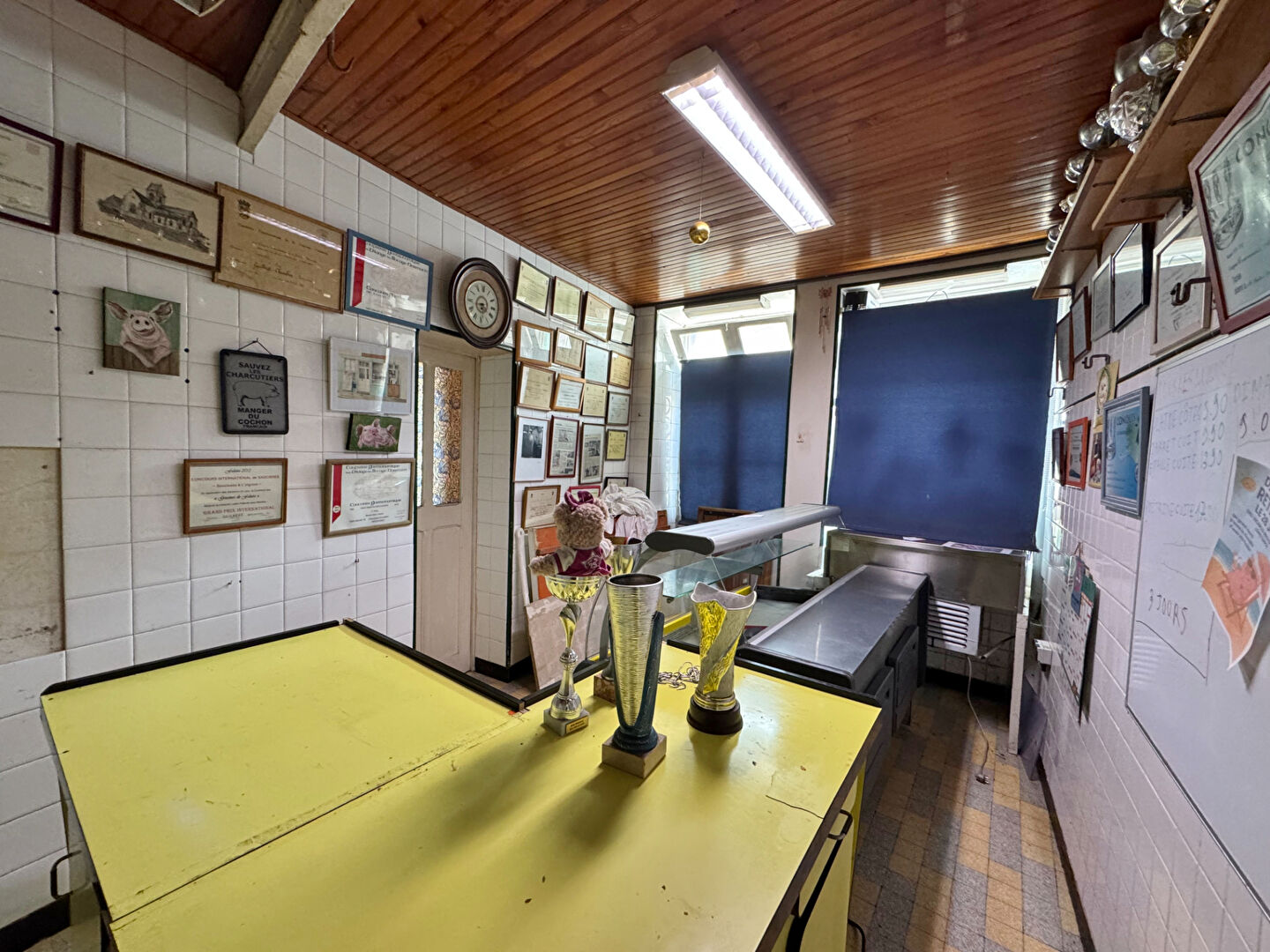 Photo Immeuble à usage mixte, avec de grands volumes, Ag. du Donjon. image 2/6