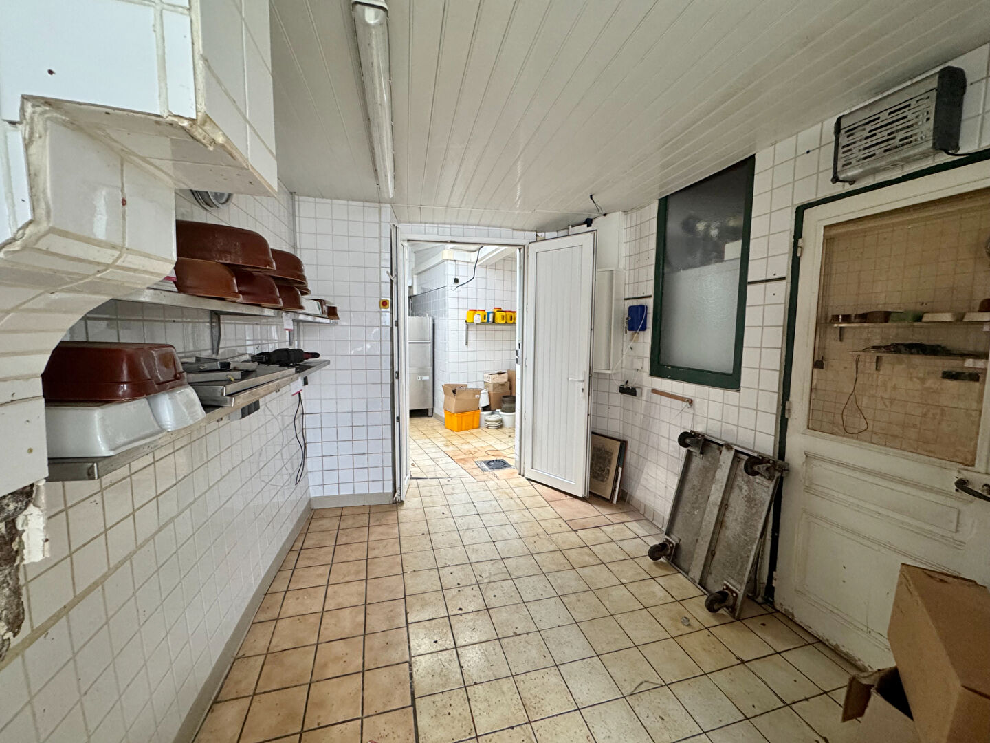 Photo Immeuble à usage mixte, avec de grands volumes, Ag. du Donjon. image 3/6