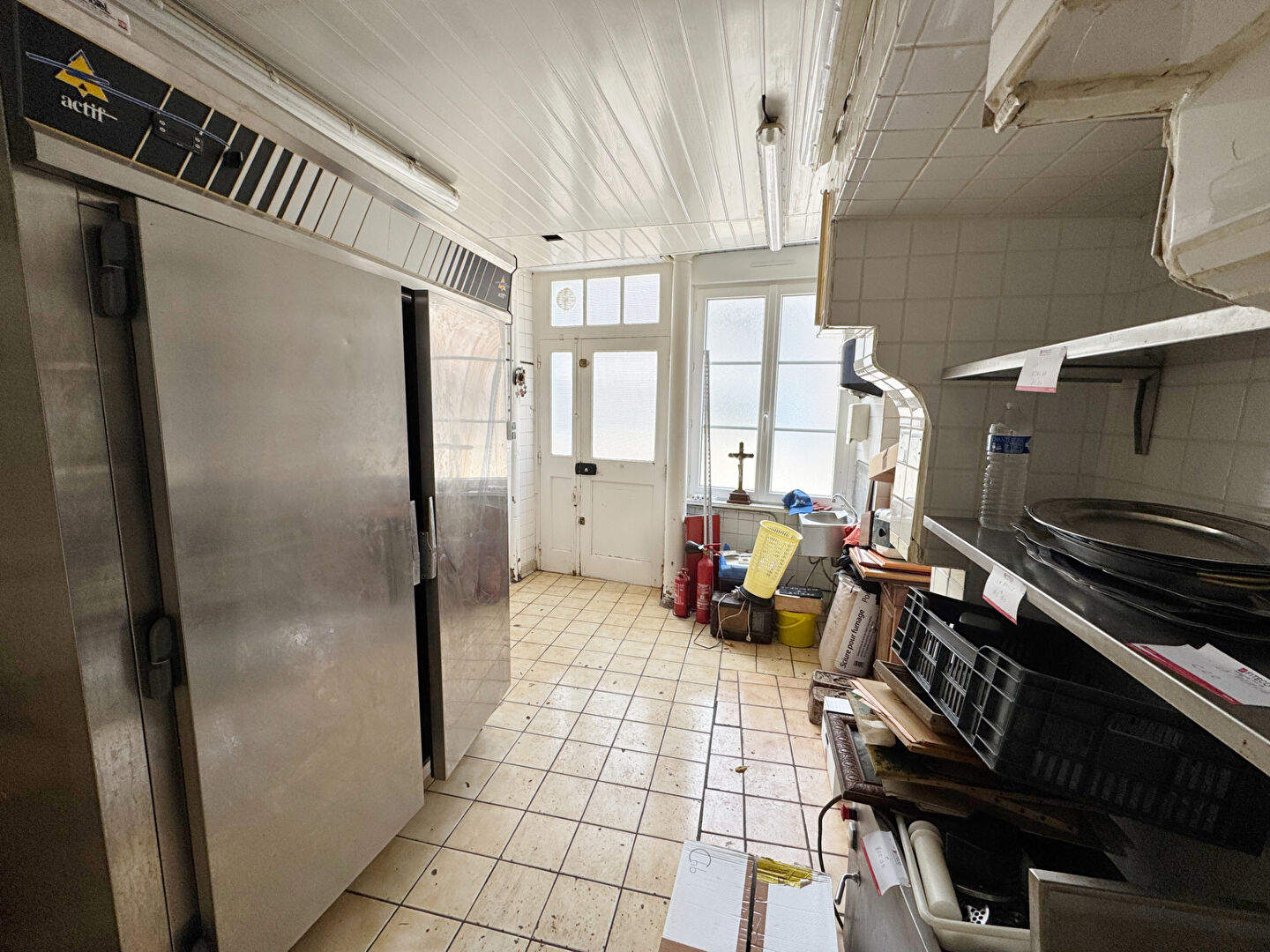 Photo Immeuble à usage mixte, avec de grands volumes, Ag. du Donjon. image 4/6