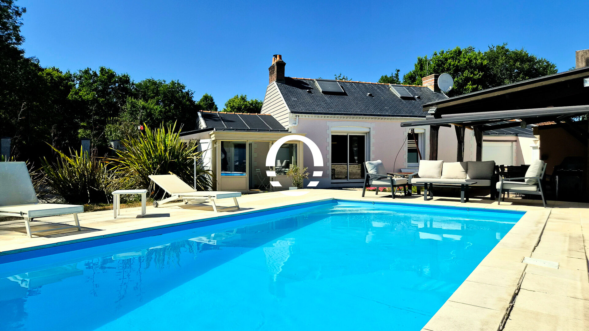 Exclusivité: Charmante maison de 133m2 avec piscine chauffée, dans le bourg de Chéméré