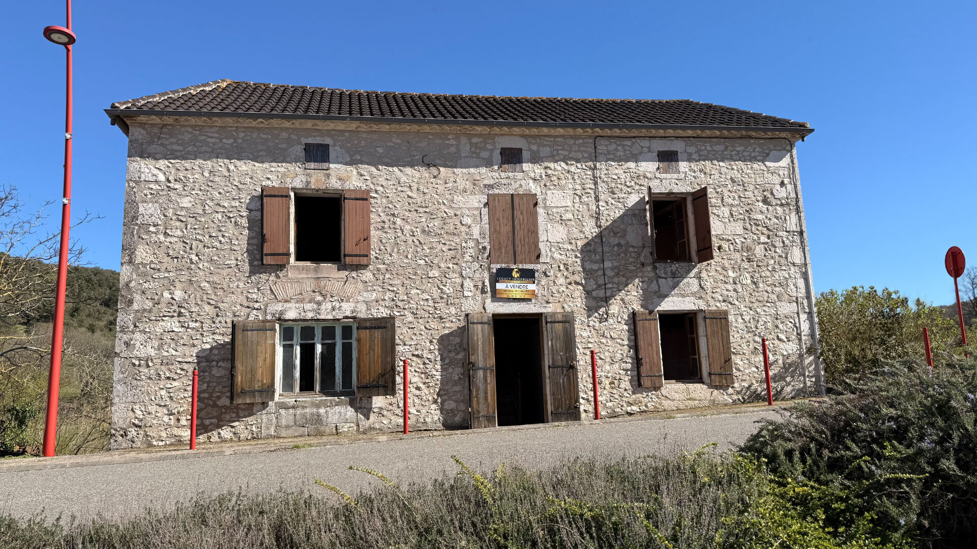 Maison en pierre, grange, terrain constructible de 4158m2