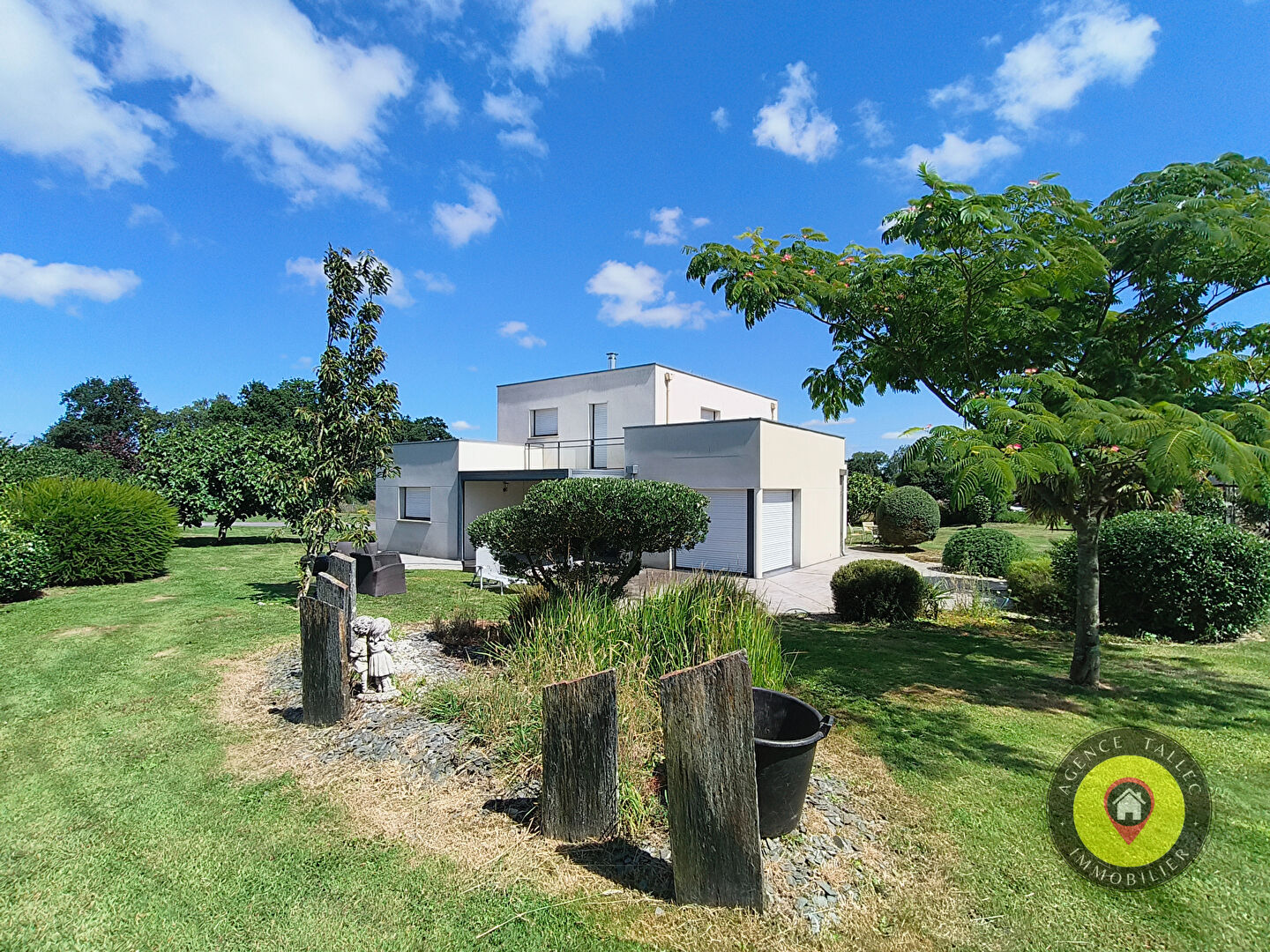 Maison contemporaine avec hangar !