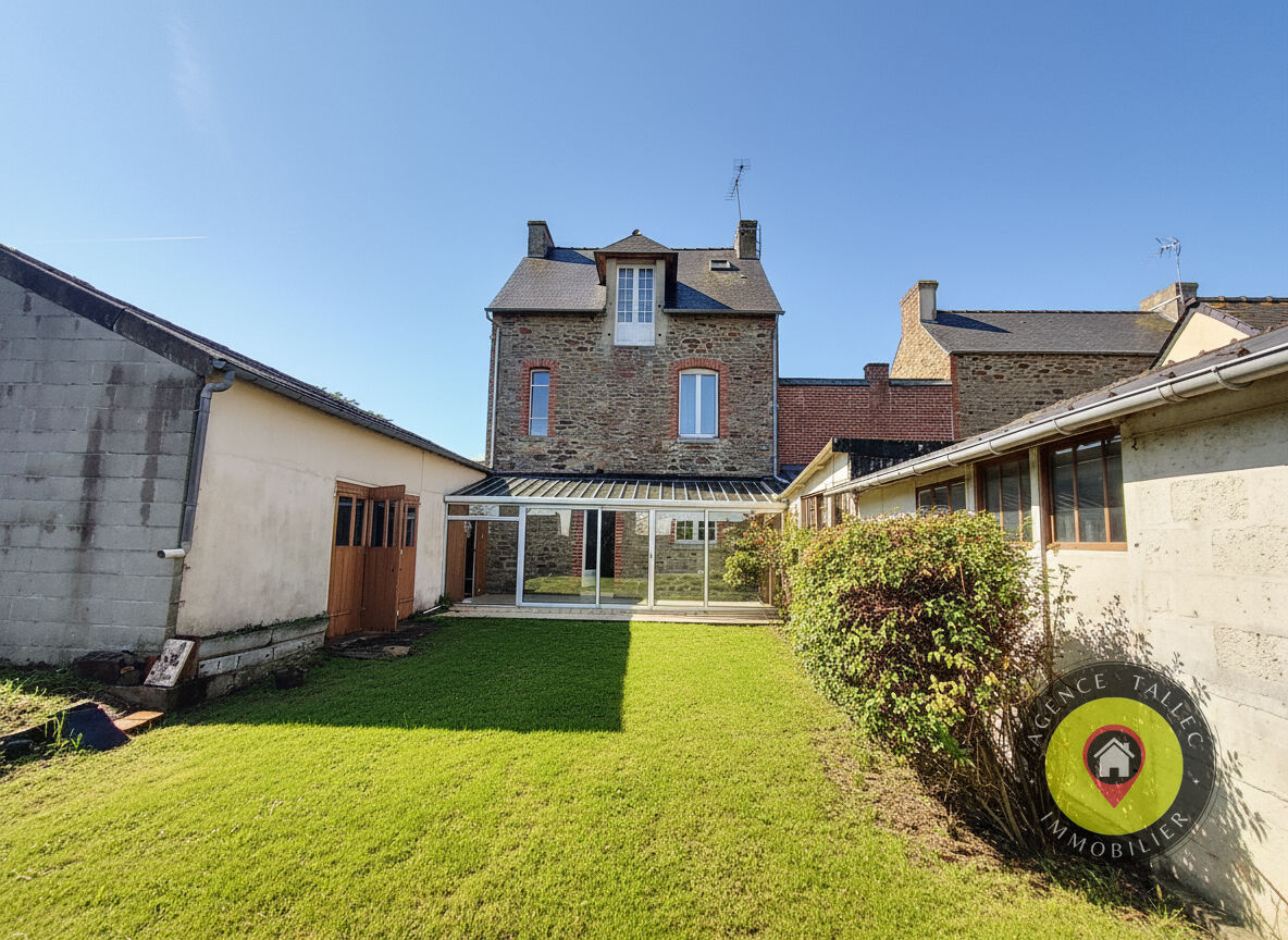 Maison à rénover au coeur de Ploubalay . Tout à pied !