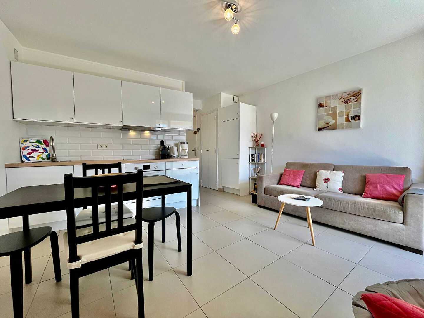 Photo Appartement T2 avec balcon dans résidence sécurisée et recherchée proche du port. 13260 Cassis image 4/6