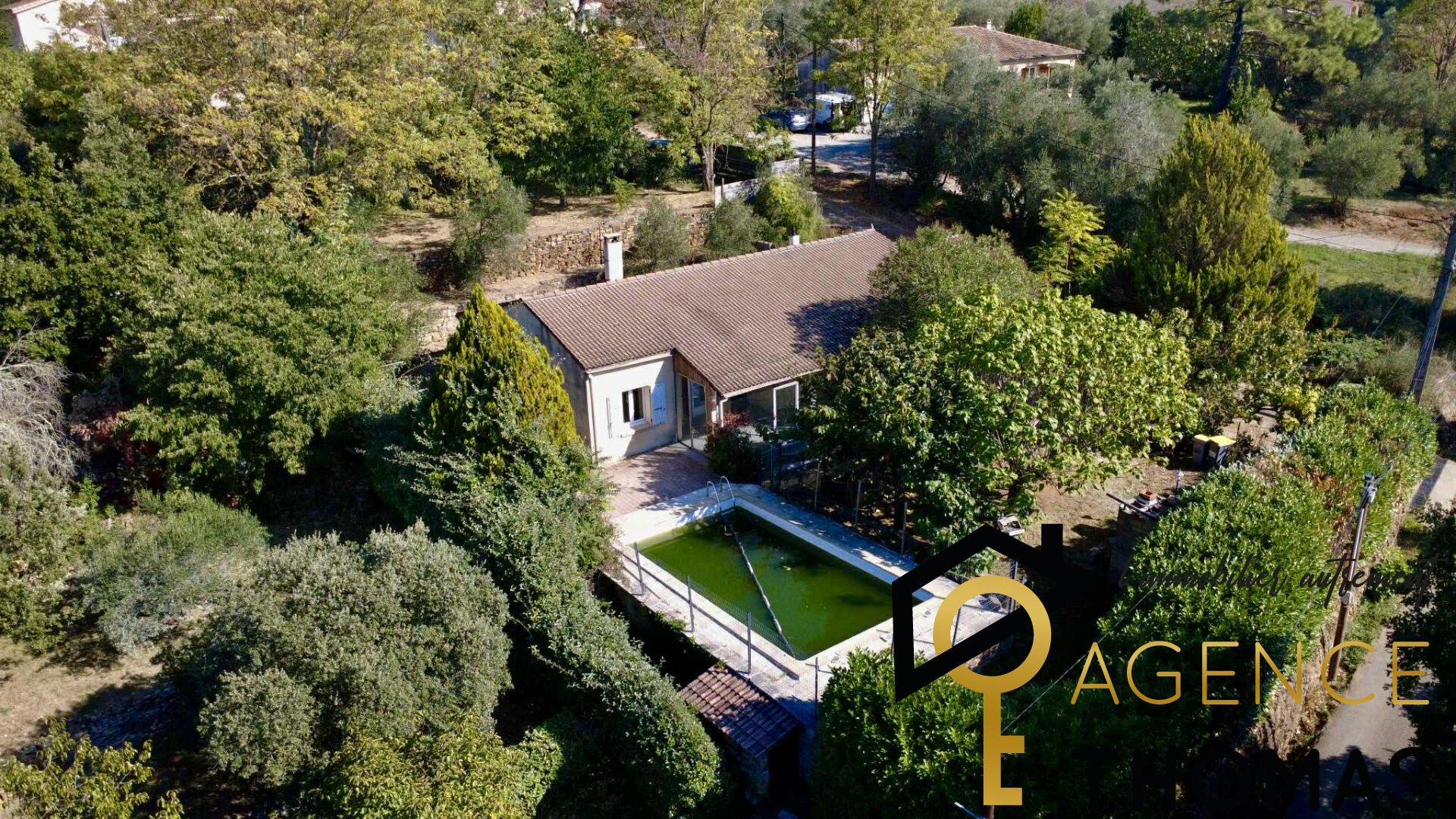 Maison de plain pied, 4 chambres avec piscine !