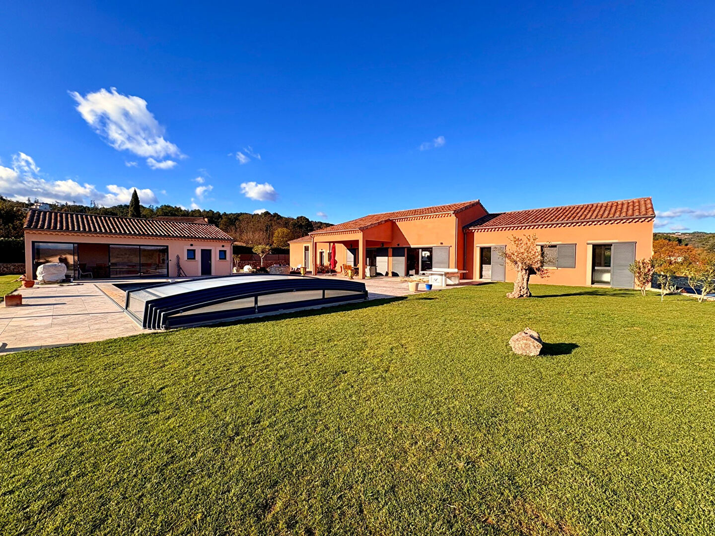 Propriété  d'execption de plain-pied avec piscine et vaste parc paysager