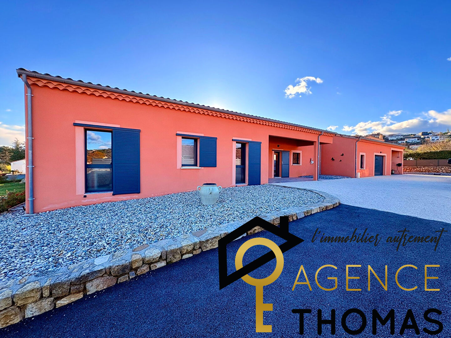 Photo Propriété  d'execption de plain-pied avec piscine et vaste parc paysager image 2/6