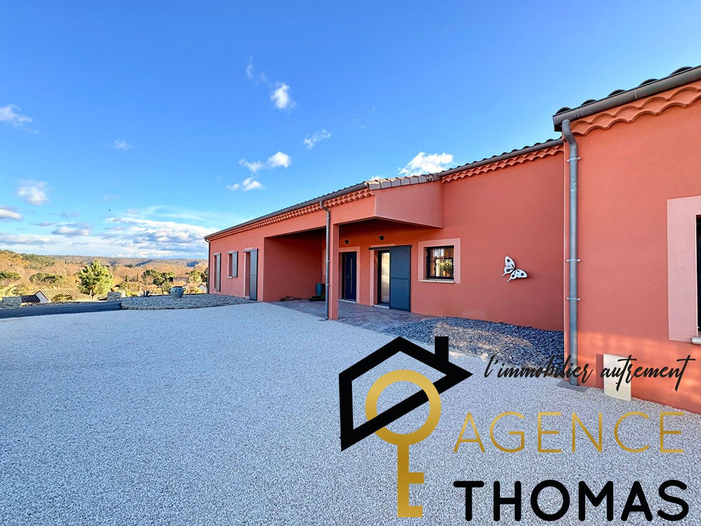 Photo Propriété  d'execption de plain-pied avec piscine et vaste parc paysager image 3/6