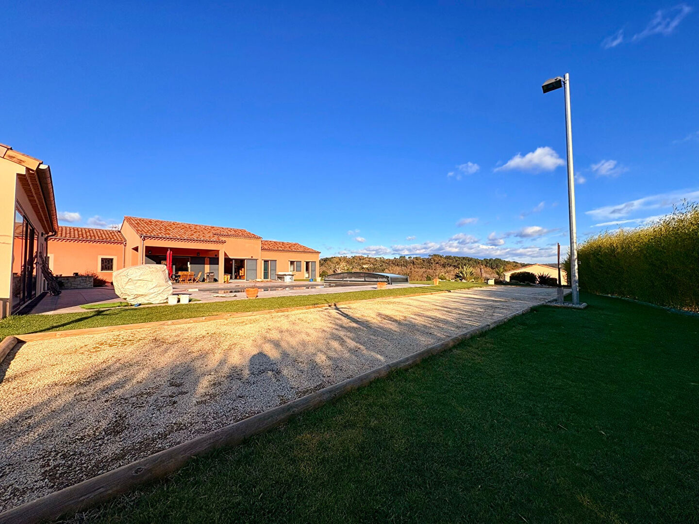 Photo Propriété  d'execption de plain-pied avec piscine et vaste parc paysager image 4/6
