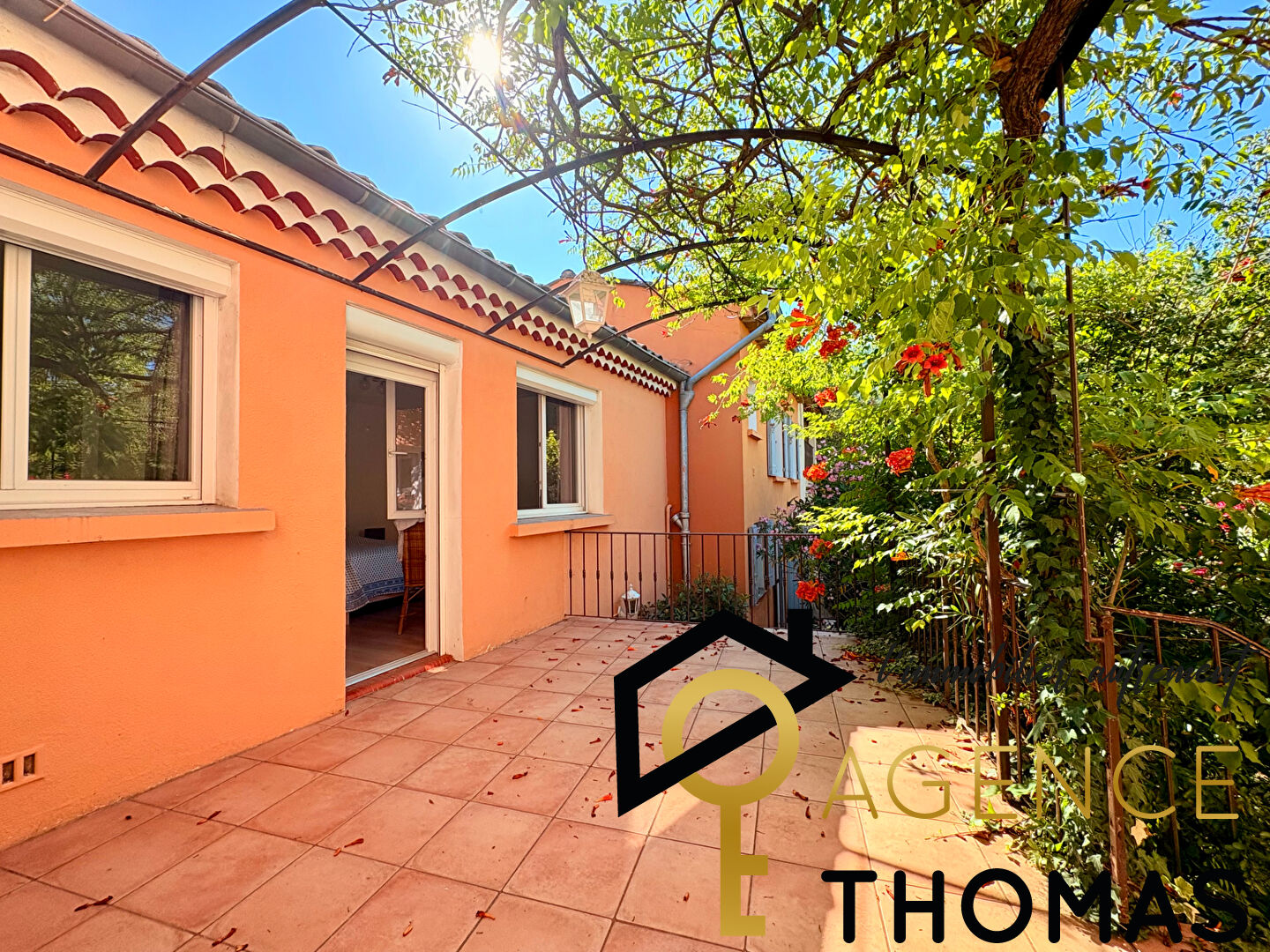 Maison T3 avec terrain, jardin et place de parking privative.