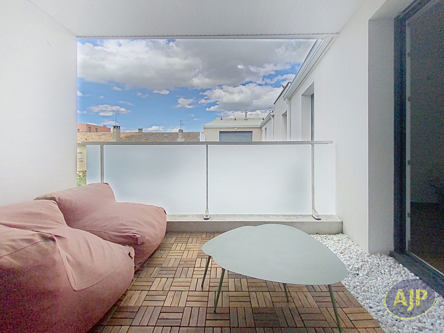 T3 avec terrasse et parking - photo 3