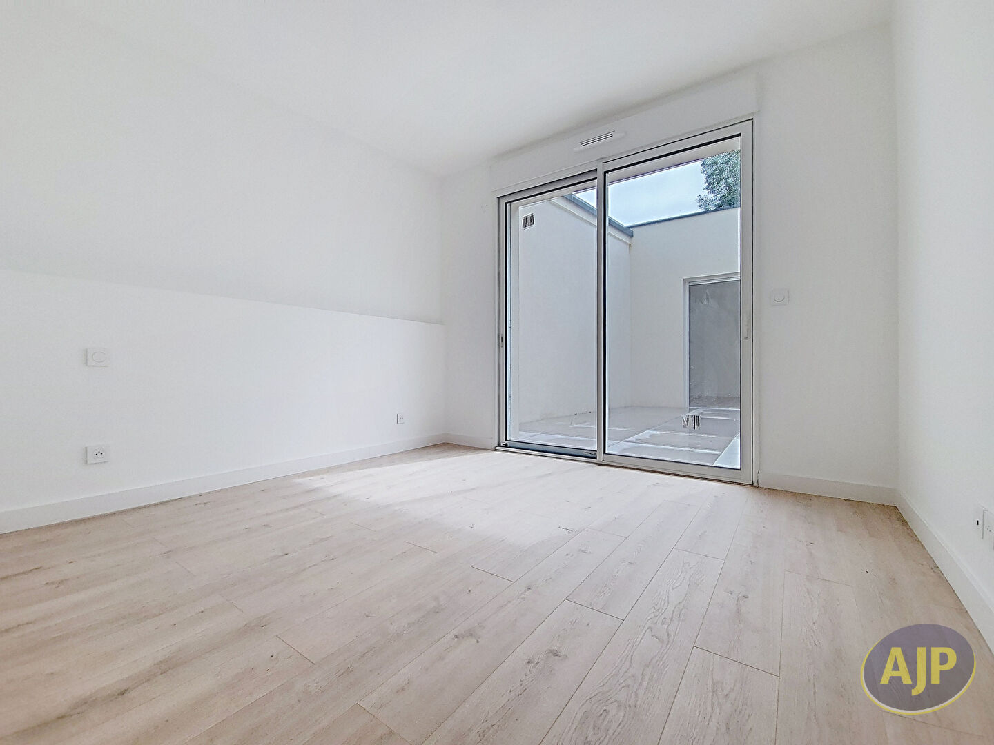 BORDEAUX  ST AUGUSTIN - APT T4 AVEC PATIO ET GARAGE - photo 7