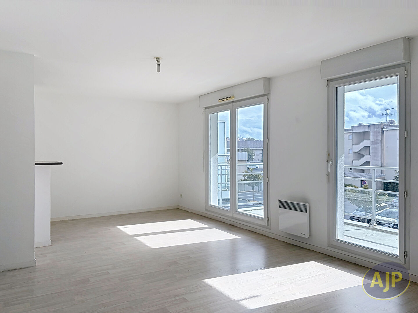 À vendre - Appartement T3 avec balcon, parking et cave - Résidence L'AGORA, coeur de ville de Cholet - photo 1