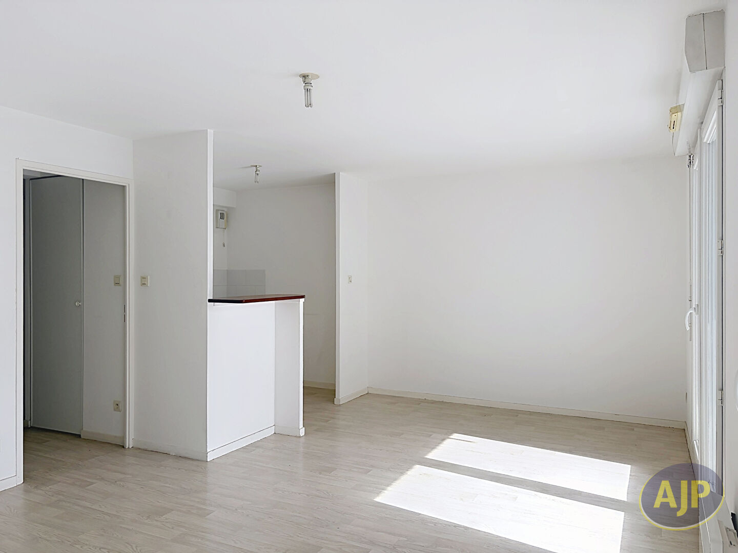À vendre - Appartement T3 avec balcon, parking et cave - Résidence L'AGORA, coeur de ville de Cholet - photo 2