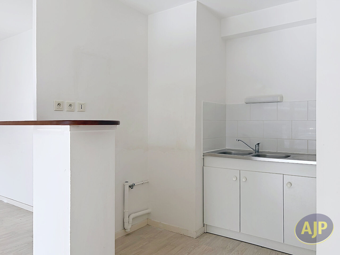 À vendre - Appartement T3 avec balcon, parking et cave - Résidence L'AGORA, coeur de ville de Cholet - photo 3