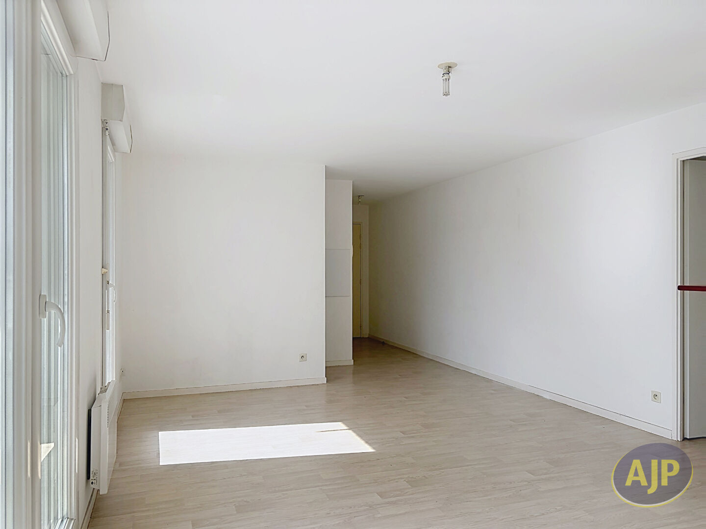 À vendre - Appartement T3 avec balcon, parking et cave - Résidence L'AGORA, coeur de ville de Cholet - photo 4