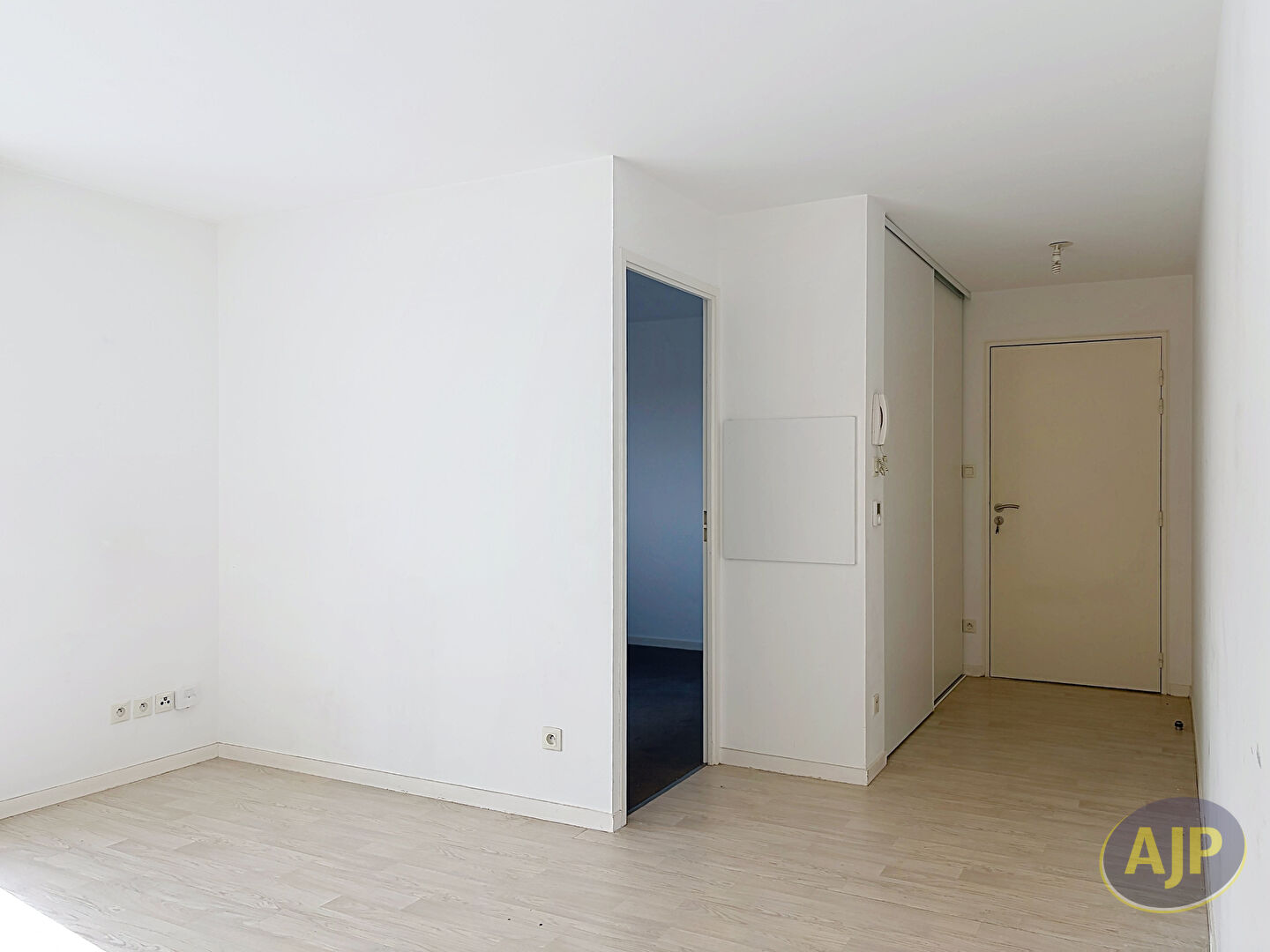À vendre - Appartement T3 avec balcon, parking et cave - Résidence L'AGORA, coeur de ville de Cholet - photo 5