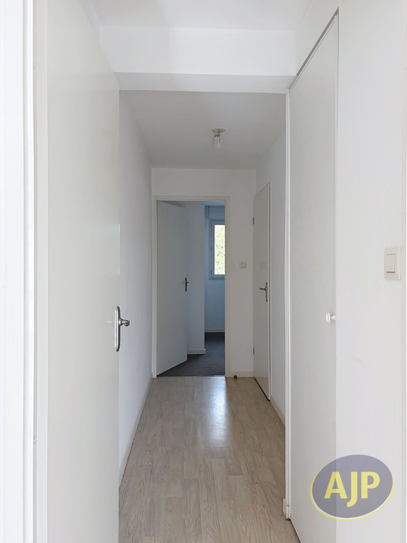 À vendre - Appartement T3 avec balcon, parking et cave - Résidence L'AGORA, coeur de ville de Cholet - photo 7