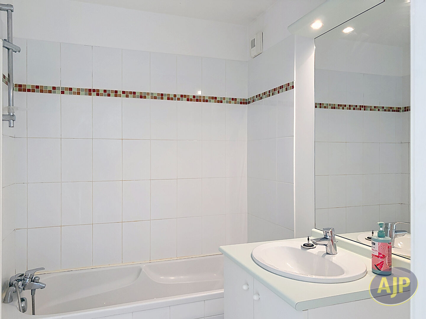 À vendre - Appartement T3 avec balcon, parking et cave - Résidence L'AGORA, coeur de ville de Cholet - photo 8